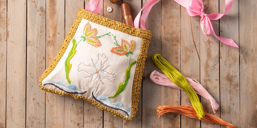 Sweet Bags: Sarcenet, Sylke, and Odorous Flowers Image
