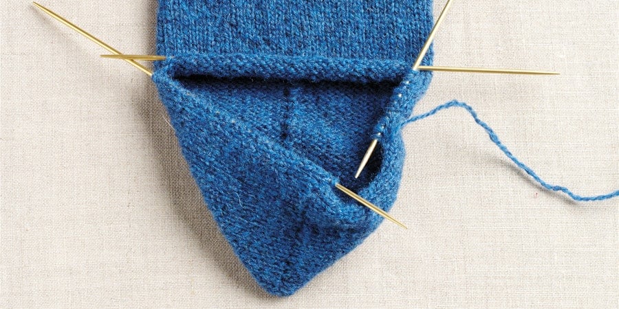 Re-Creating Knitted Stockings with a Common Heel Image