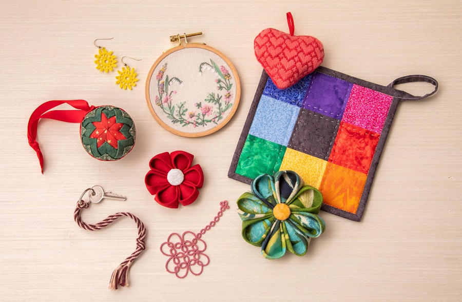 A New Collection of Quick and Portable Projects to Stitch Image