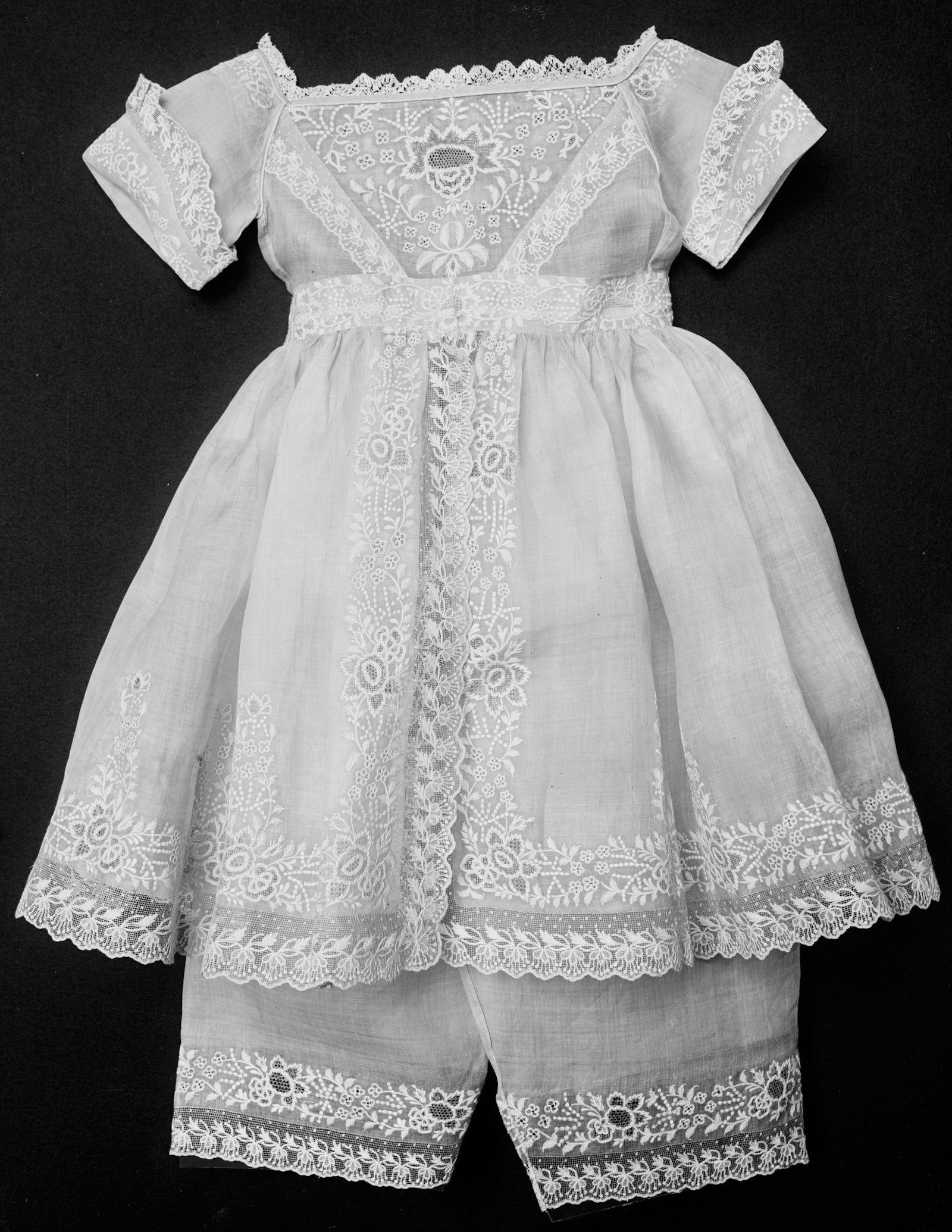 Discover the Remarkable Process of Turning Pineapple Leaves into Beautiful Fabric Primary Image